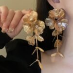 CELEBRITY METALIC FASHION EARRINGS (MA2177)